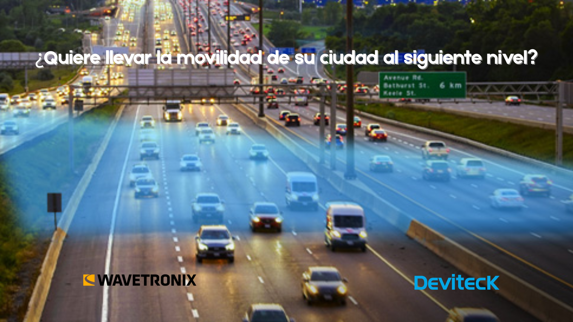 Autopista con alto flujo vehicular monitoreada con sensores inteligentes de tráfico Wavetronix en alianza con Deviteck. Tecnología para gestión vial, movilidad segura e innovación ITS en Colombia.