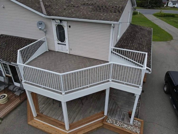 Une vue aérienne d'une maison avec terrasse et des escaliers.