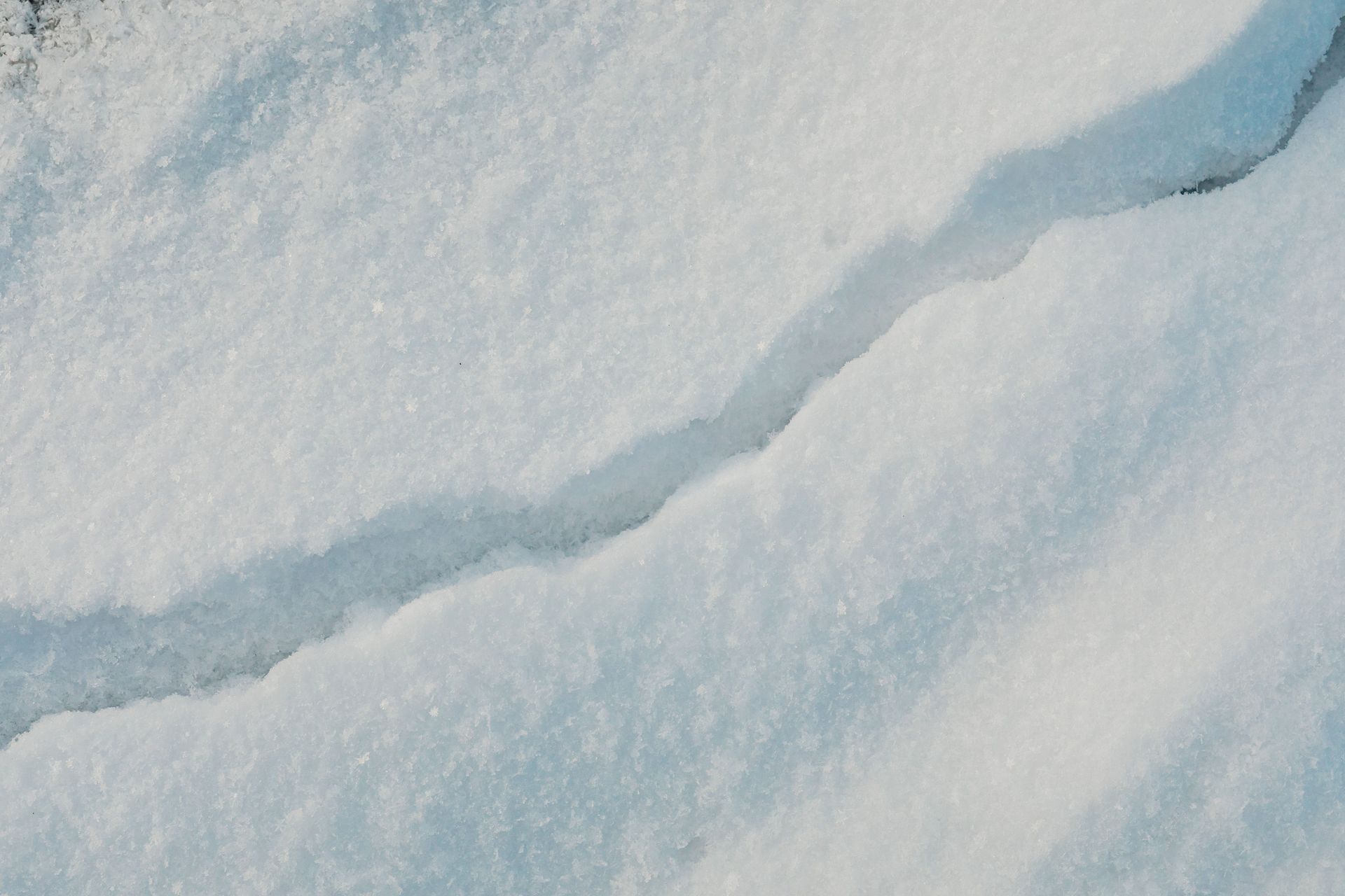 Wollen vloerkleed op verse sneeuw