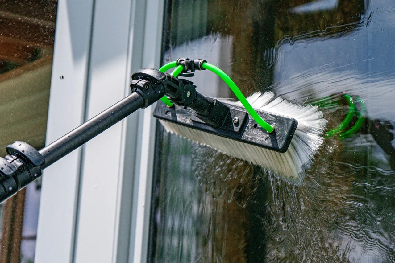 Window Cleaning Service, using demonized water to leave a streak free finish