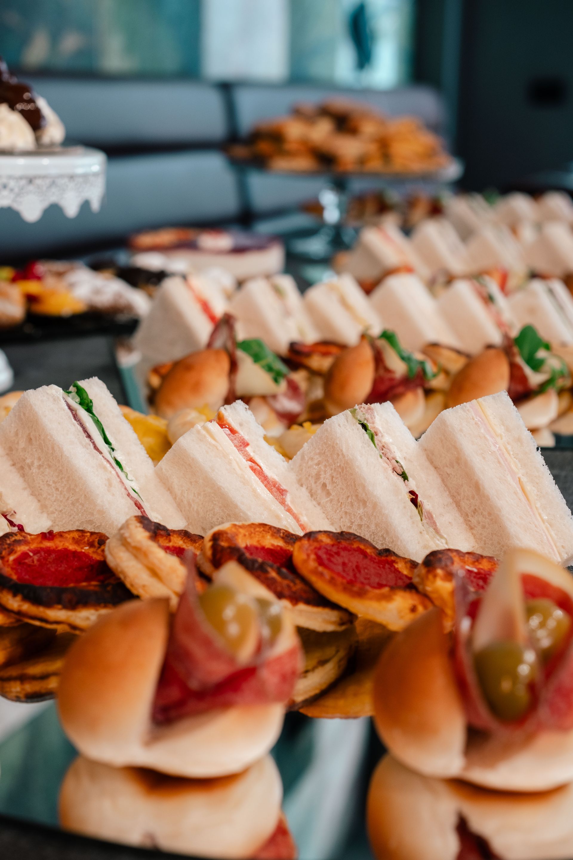Vassoio di tramezzini e antipasti assortiti a un buffet con servizio di catering.