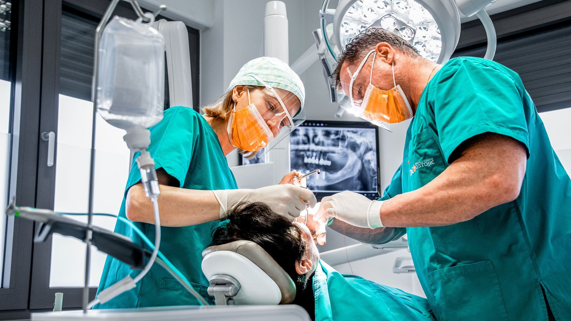 Implantologe bei der Arbeit – erstklassige chirurgische Versorgung in Zagreb