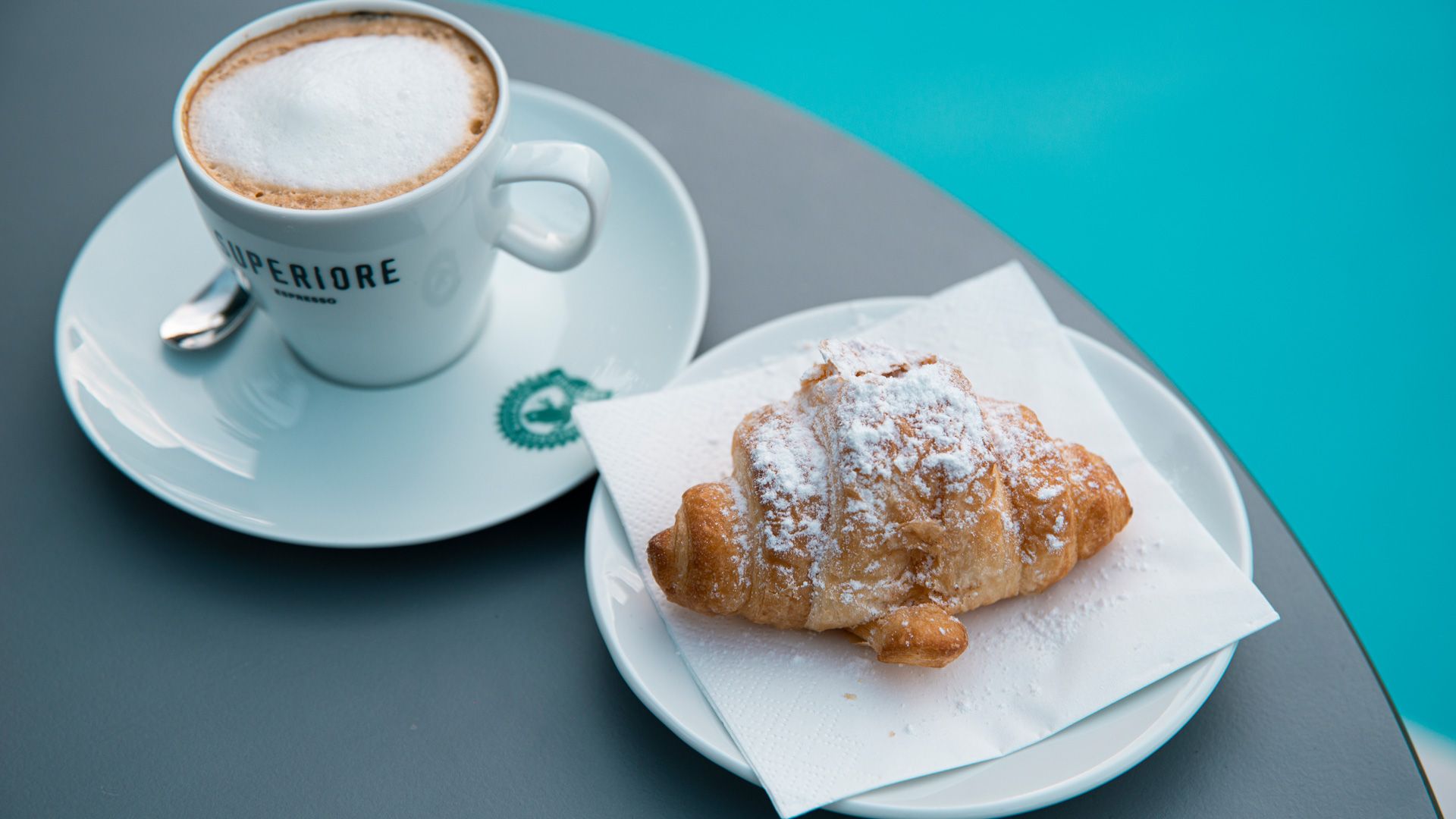 Café im Dentalzentrum Zagreb – Cappuccino und Croissant als Auszeit zwischen den Terminen