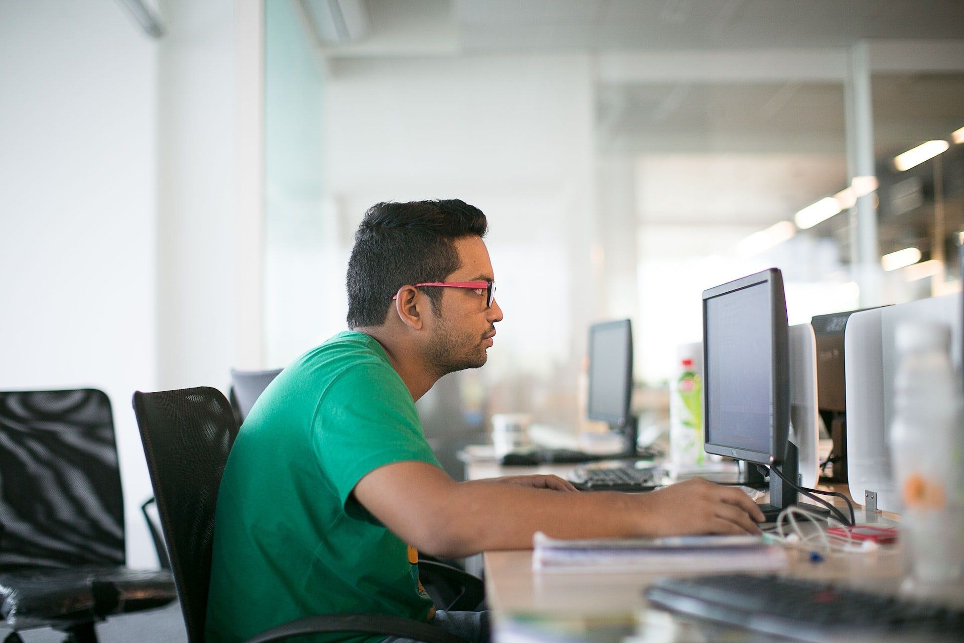 Image of a MSP professional providing remote IT support