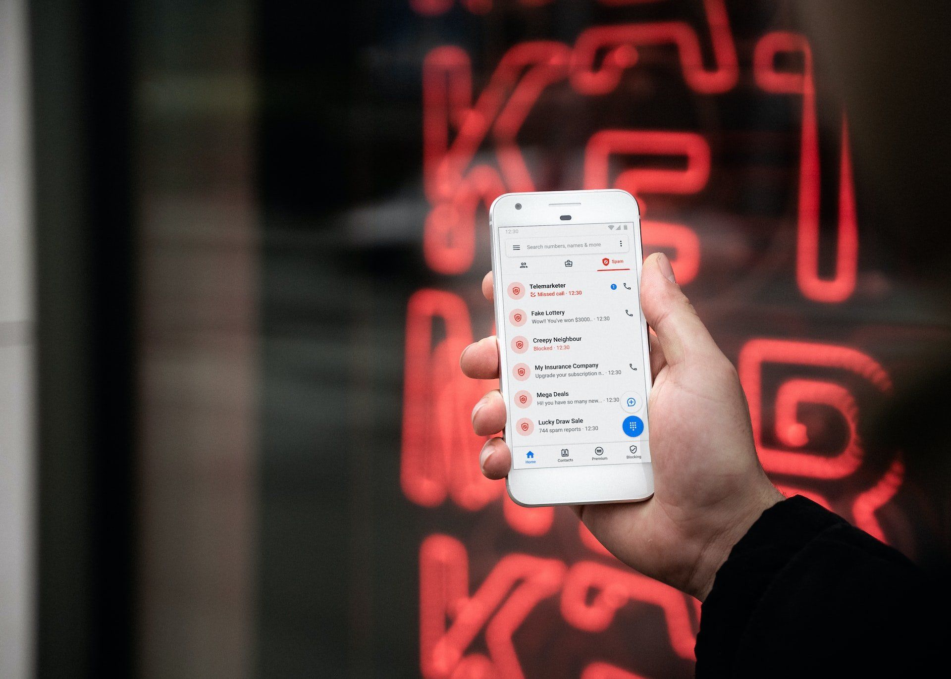 Image of a mobile phone and a potential smashing scam