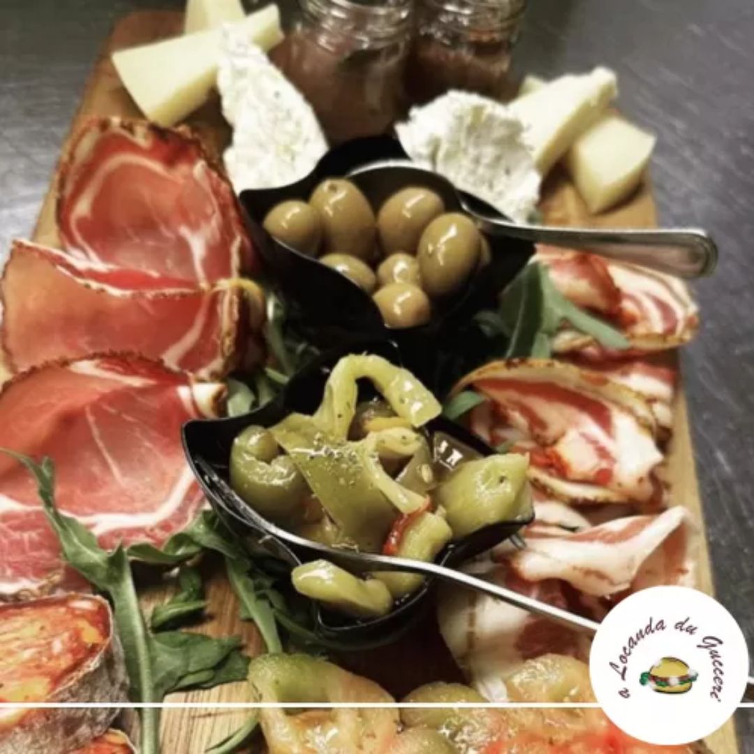 tagliere di salumi con olive e peperoni