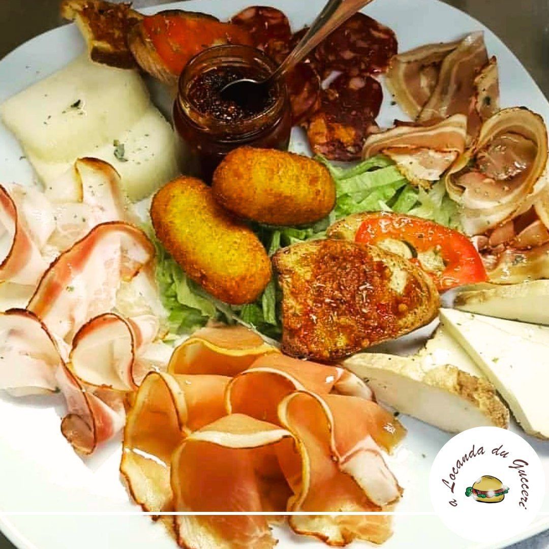 antipasto con crocchette di patate, affettati e formaggi