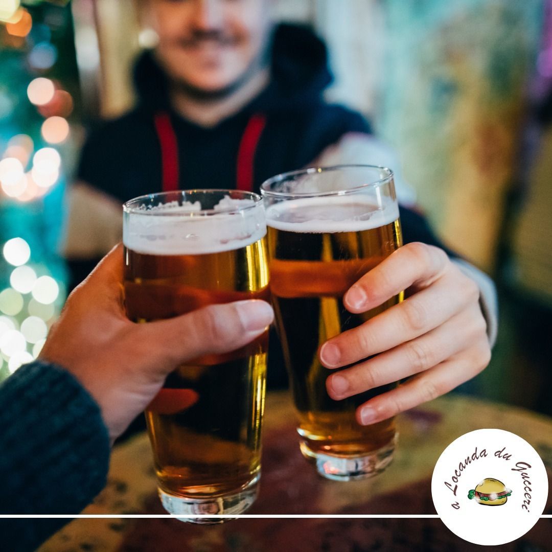 brindisi con bicchieri di birra