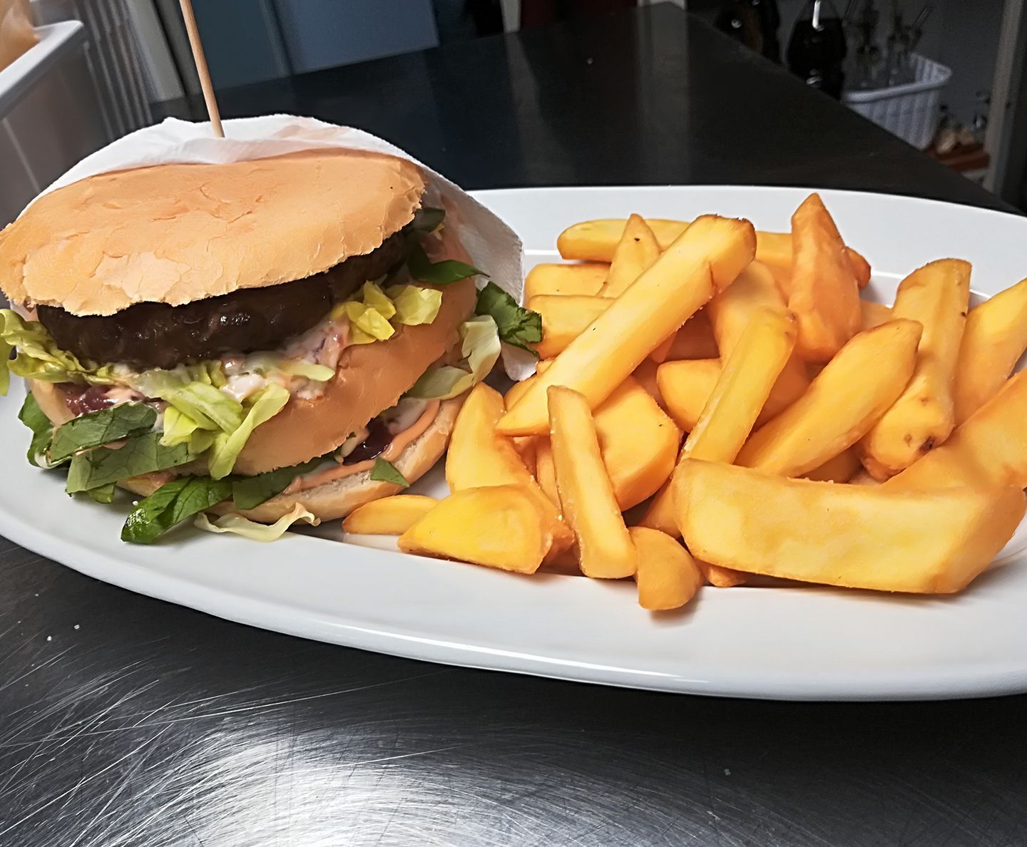 hamburger con patatine fritte di contorno