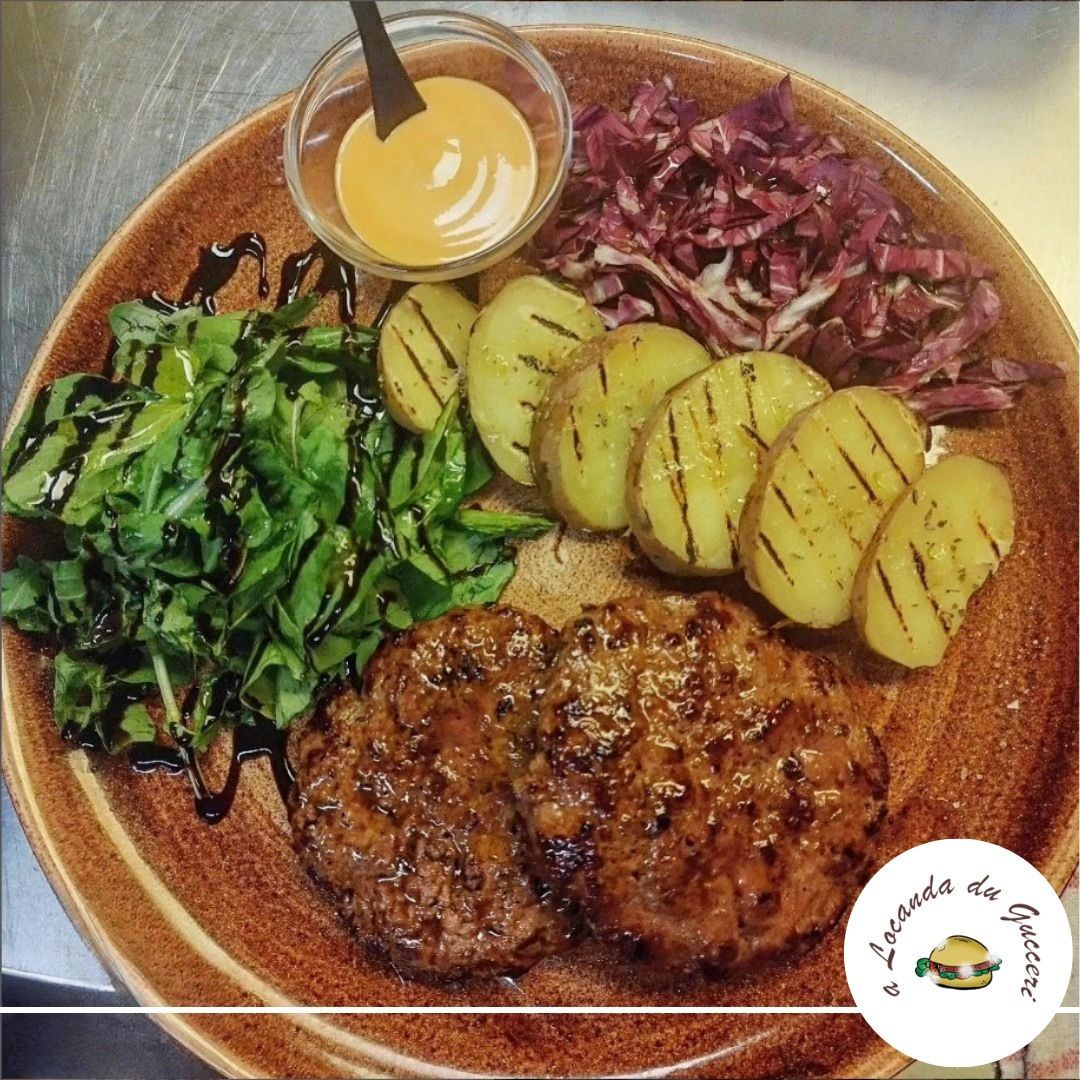 hamburger con patate arrosto