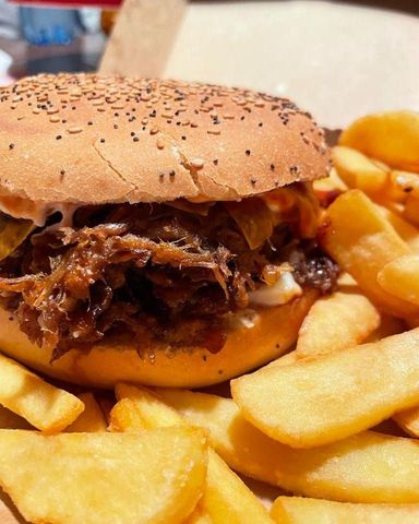 hamburger con pulled pork e patatine fritte
