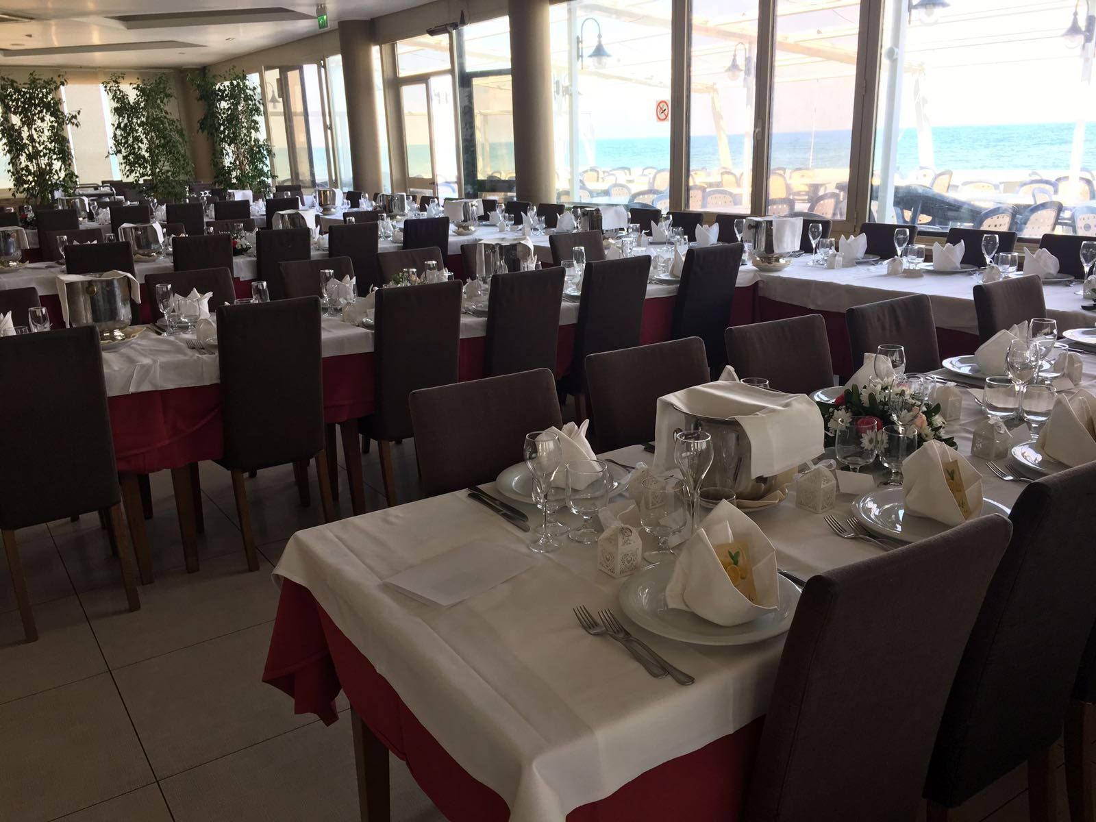 tavoli apparecchiati sul mare
