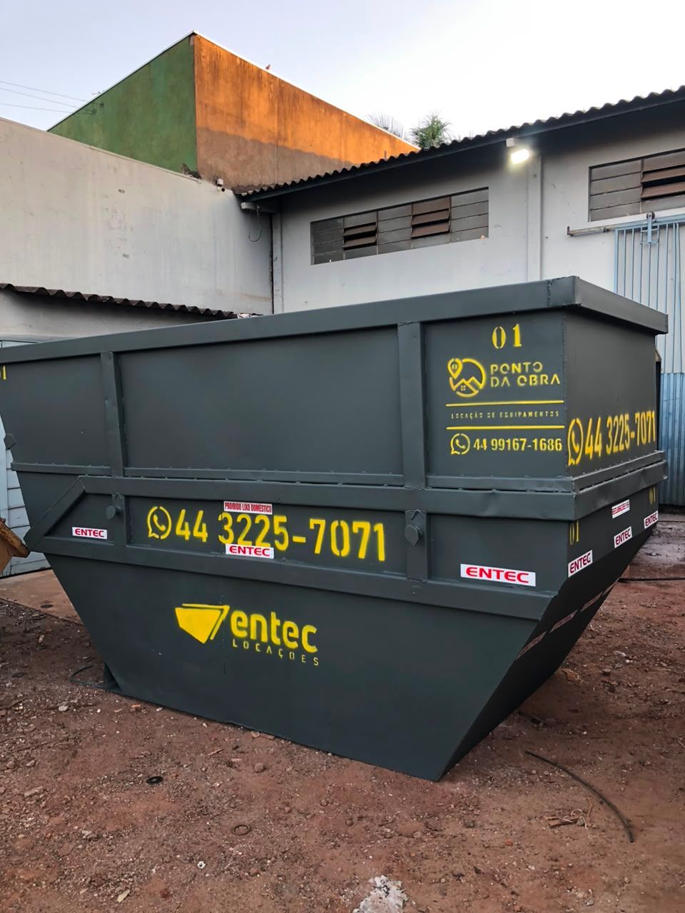 Caçamba de 10 metros cúbicos da ENTEC para descarte exclusivo de madeira