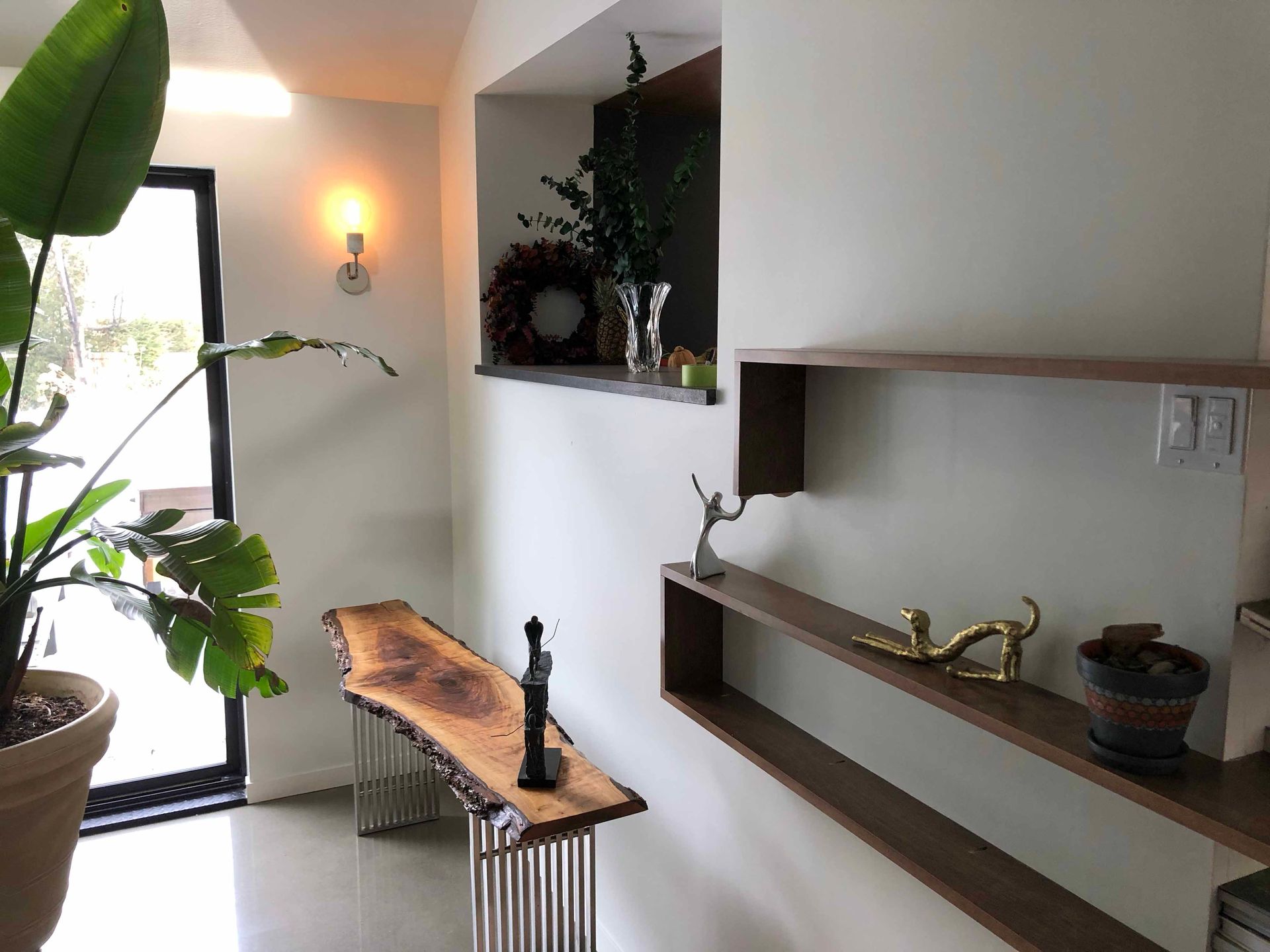 Un salon avec une table en bois et des étagères