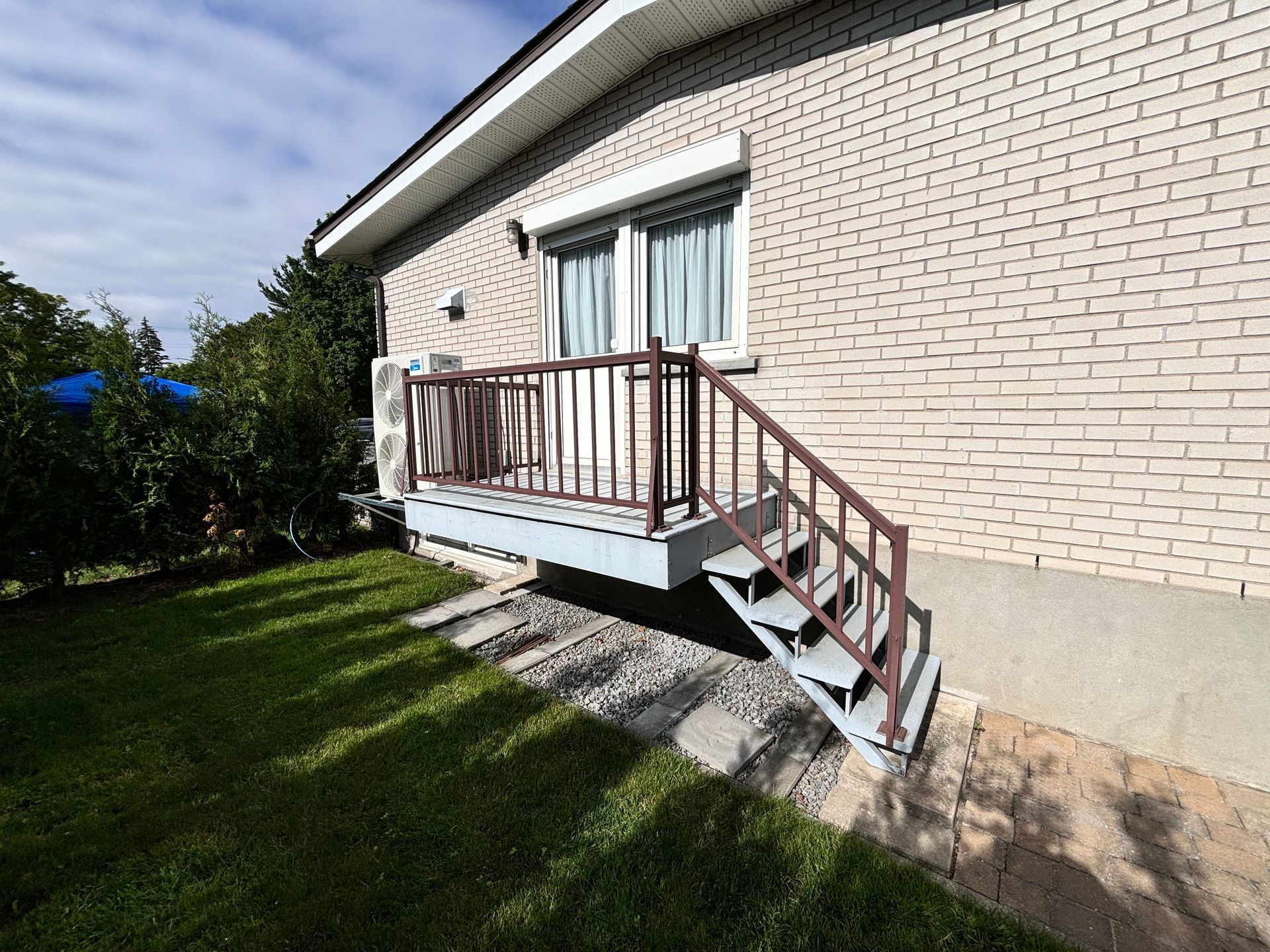 Une porte de garage bleue se trouve sur un bâtiment en briques.