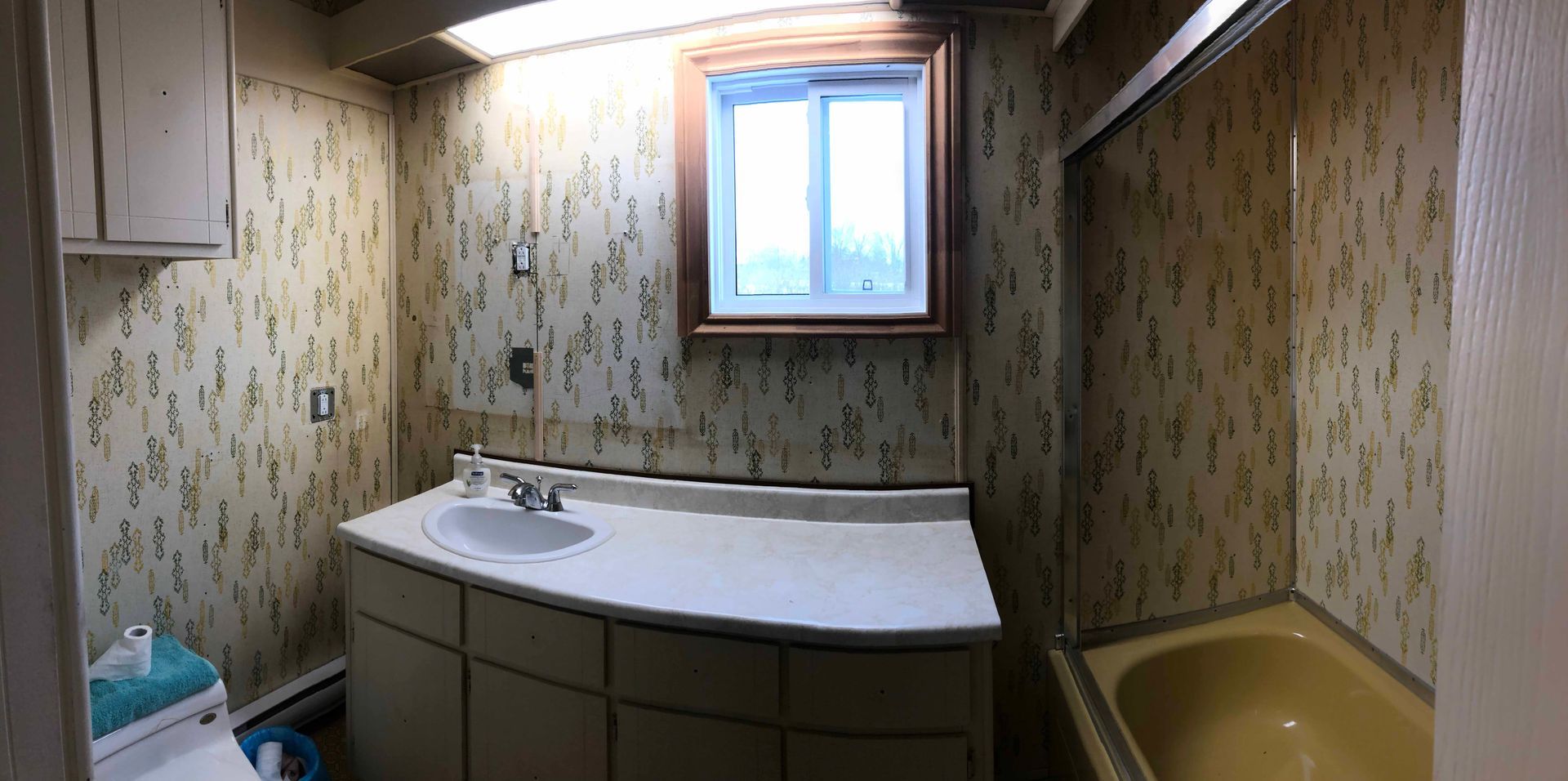 Un salon avec une cheminée et une échelle à l'intérieur.