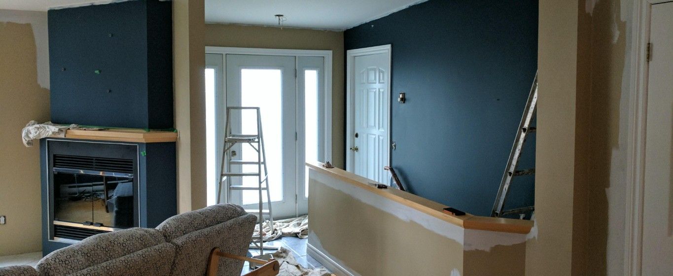 Un salon avec une cheminée et une échelle à l'intérieur.