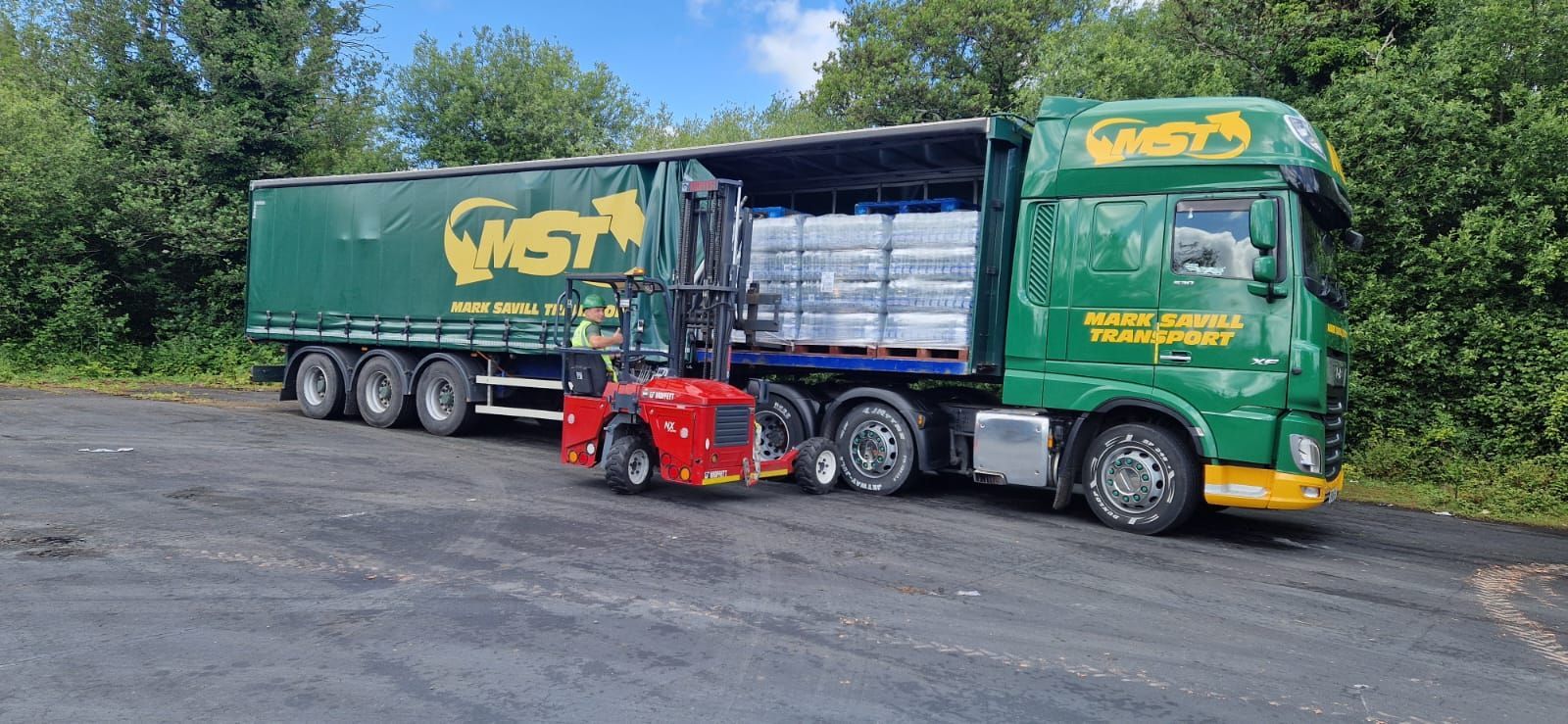 Moffett unloading MST lorry