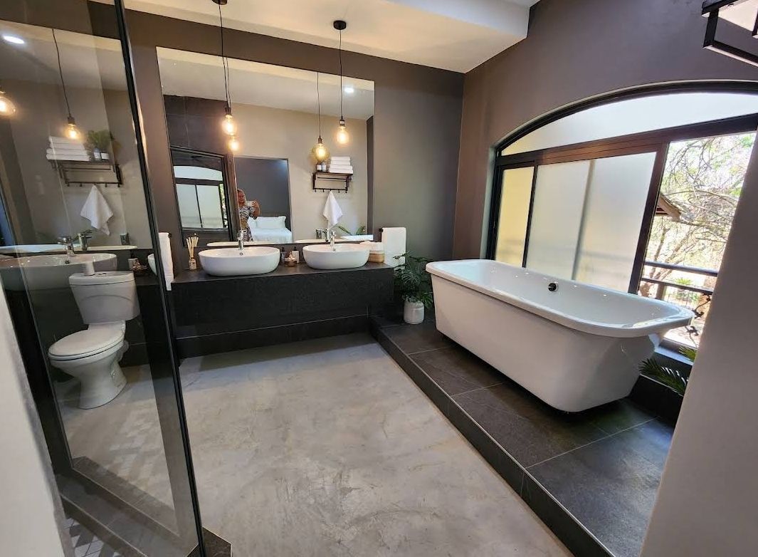 The stunning bathroom in the Honeymoon suite at Riverside Castle, Pretoria's leading wedding venue.