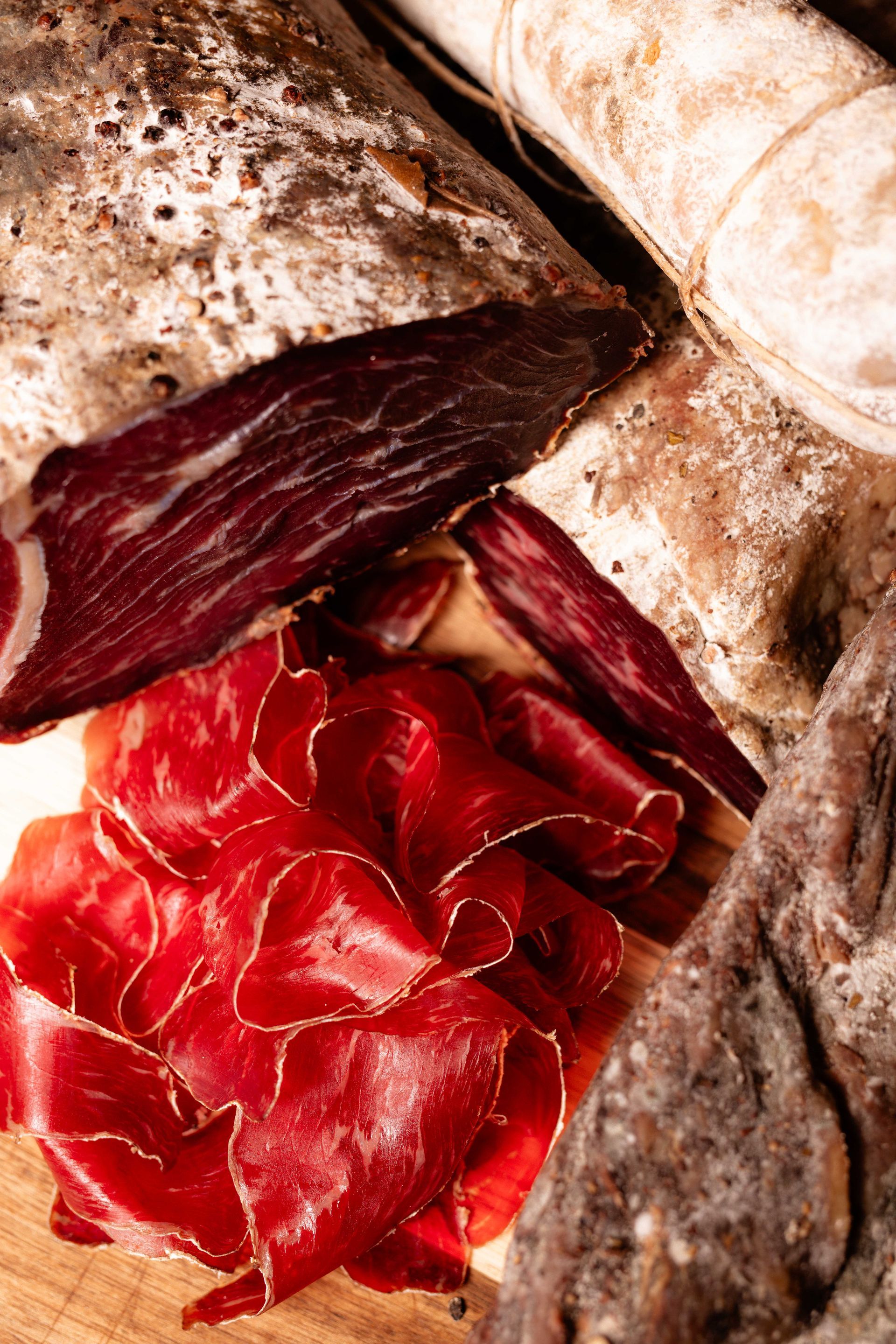 Ci sono molti tipi diversi di carne sulla tavola.