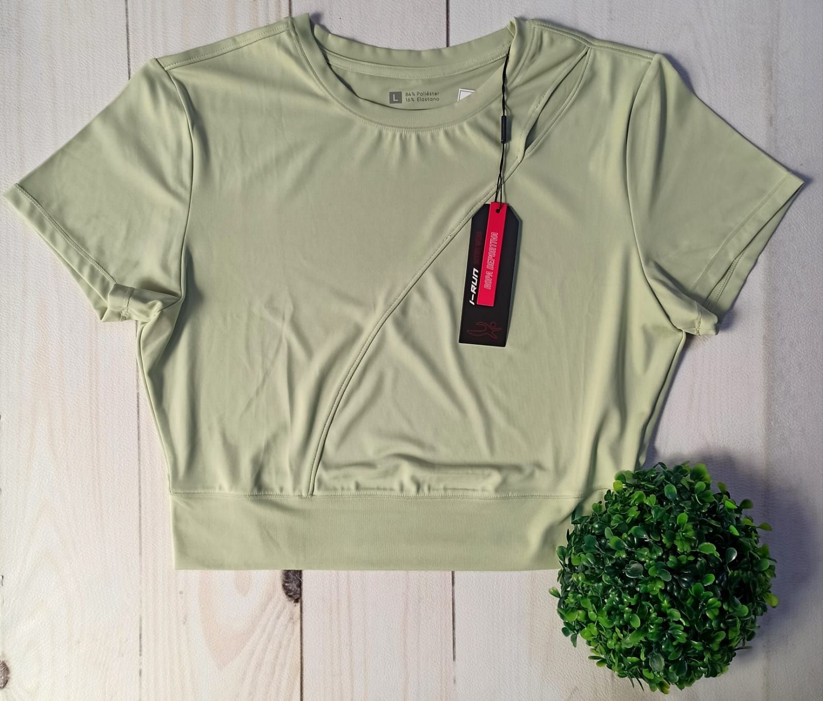 Tres camisetas de colores pastel dobladas, en tonos melocotón