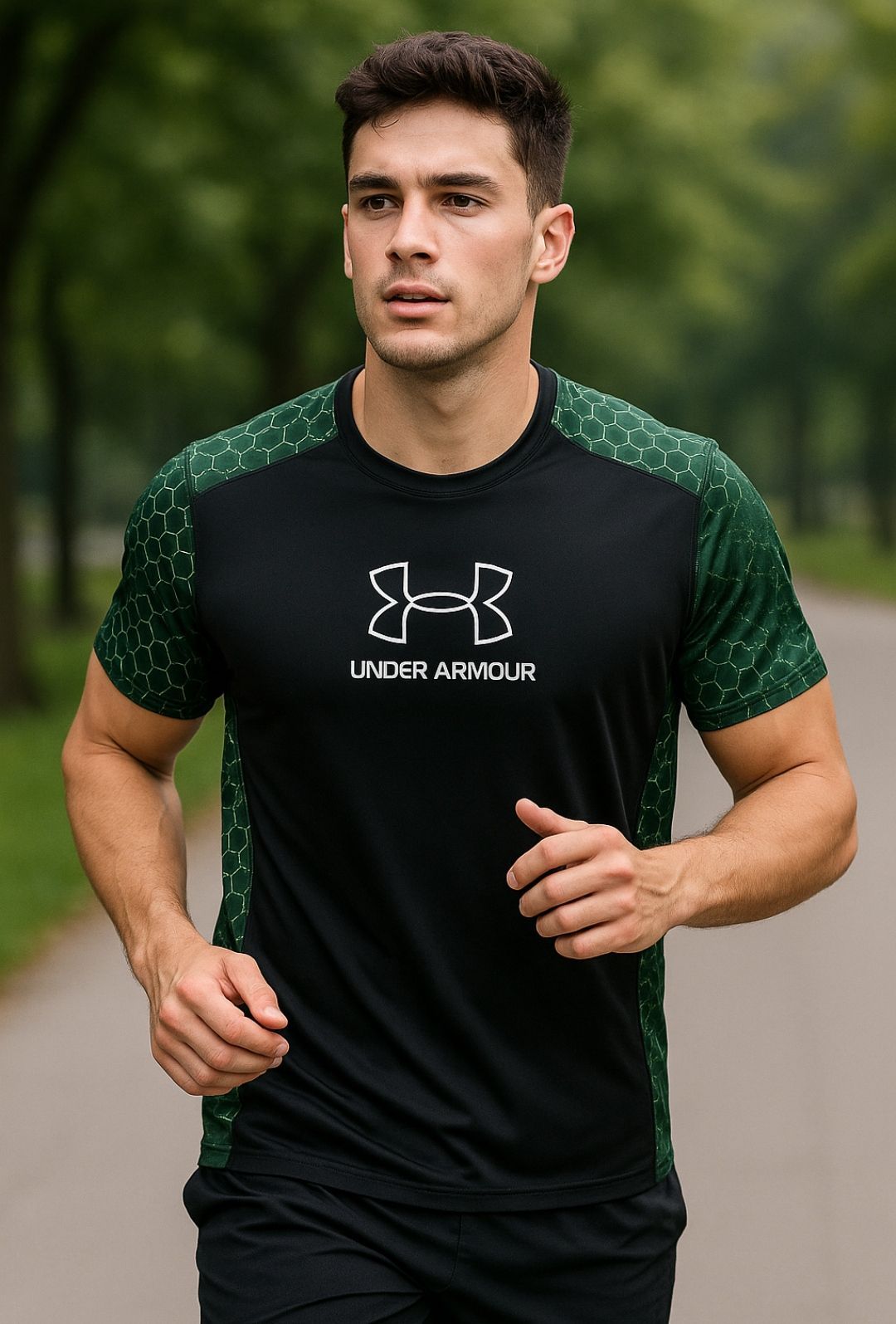 Un corredor con una camiseta negra de Under Armour trota al aire libre por un sendero arbolado.
