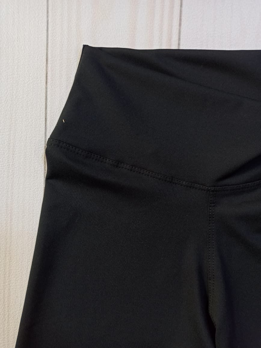 Unos pantalones cortos deportivos negros