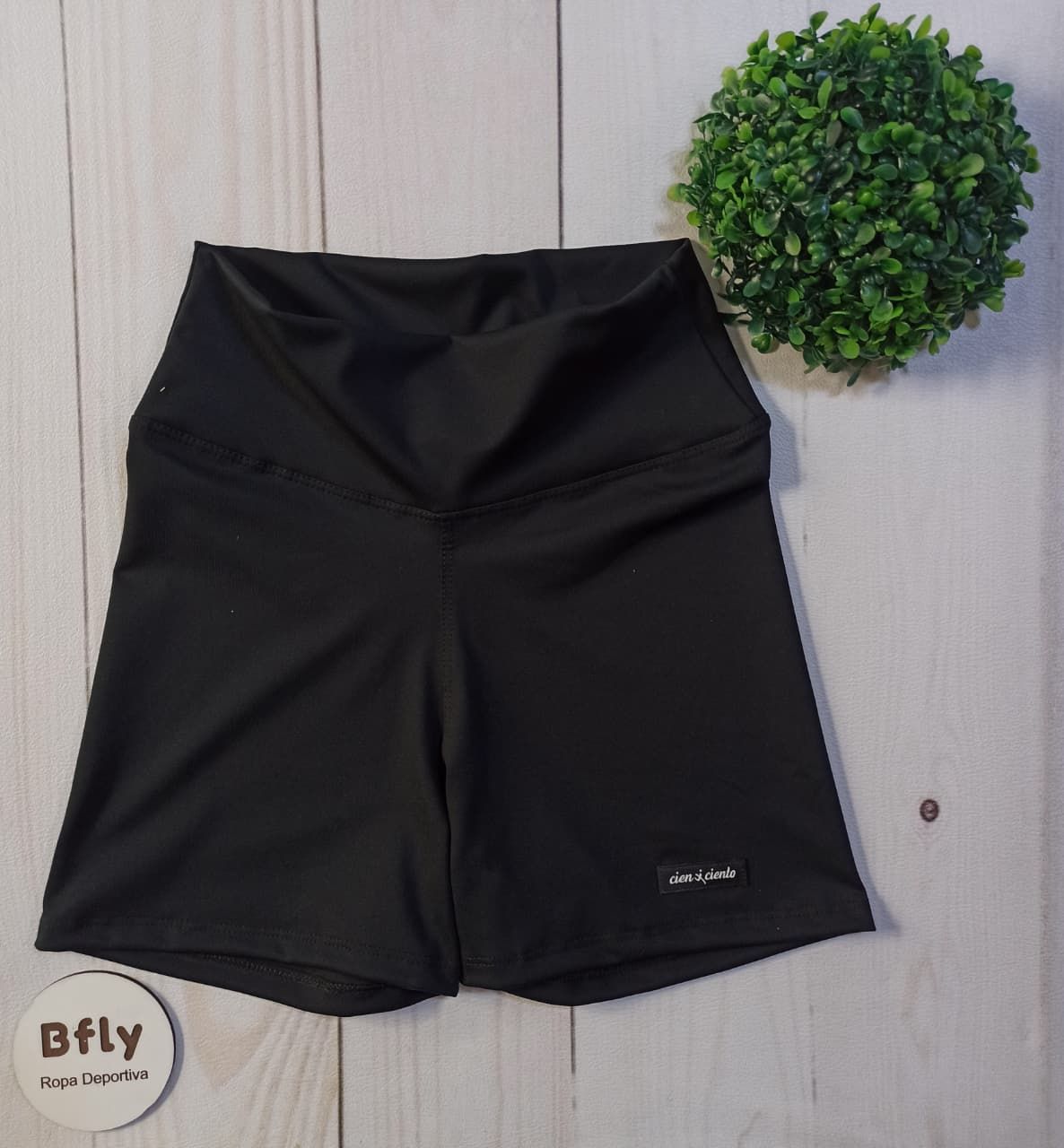 Unos pantalones cortos deportivos negros