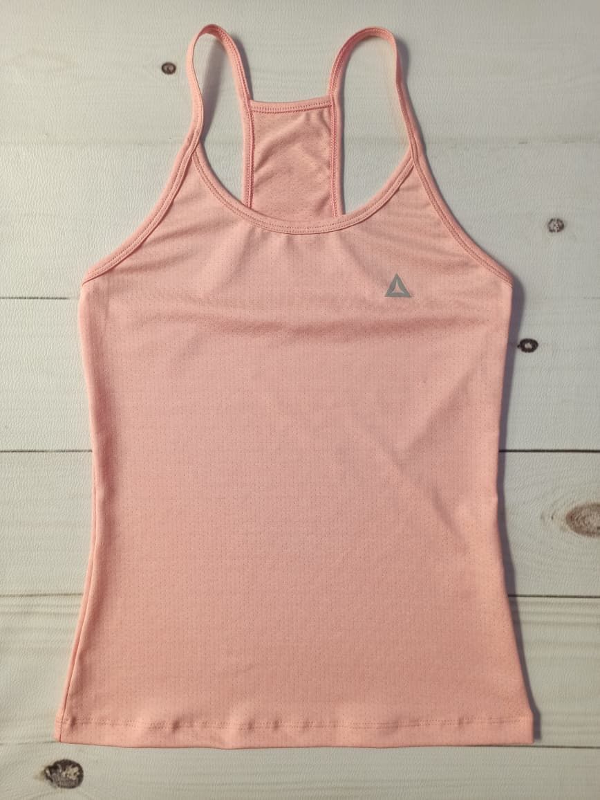 Camiseta sin mangas deportiva de canalé color melocotón anaranjado con tirantes finos sobre fondo blanco.