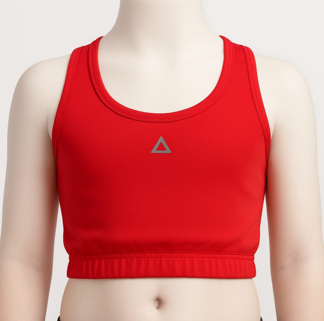 Camiseta sin mangas deportiva corta de color rojo sobre el torso de un maniquí, con un pequeño logotipo triangular en el pecho.