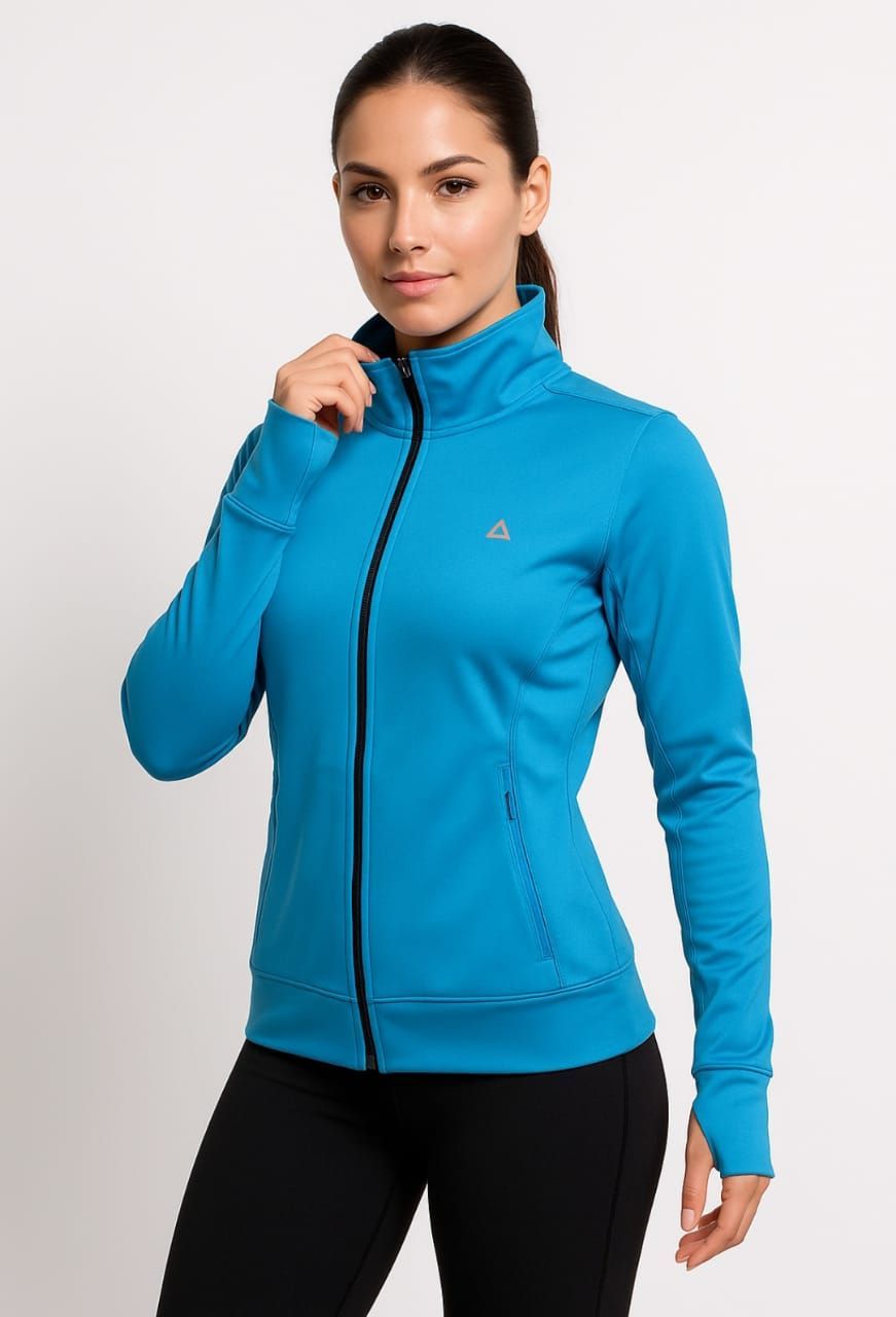 Mujer con una chaqueta deportiva azul con cremallera sobre un fondo blanco.