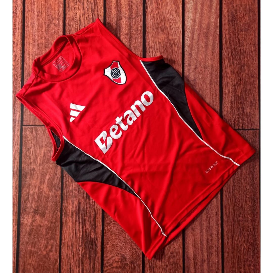 Camiseta de fútbol sin mangas del Red River Plate con el logotipo del patrocinador Betano.