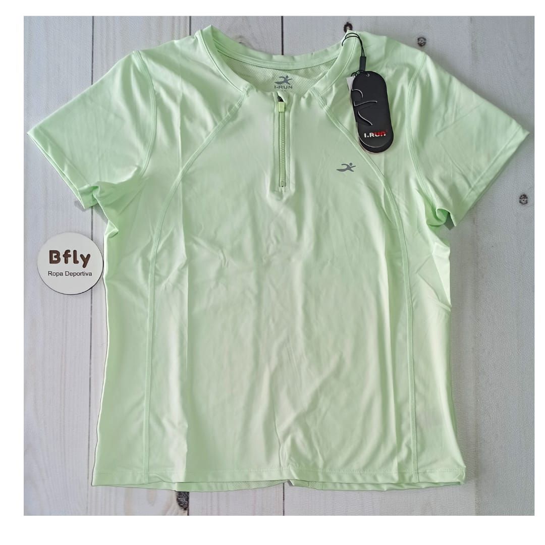 Camiseta deportiva verde claro de manga corta con cuello de cremallera y pequeño logo en el pecho, vista frontal.
