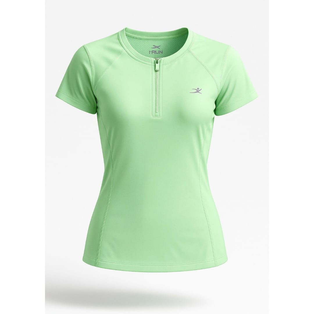 Camiseta deportiva verde claro de manga corta con cuello de cremallera y pequeño logo en el pecho, vista frontal.
