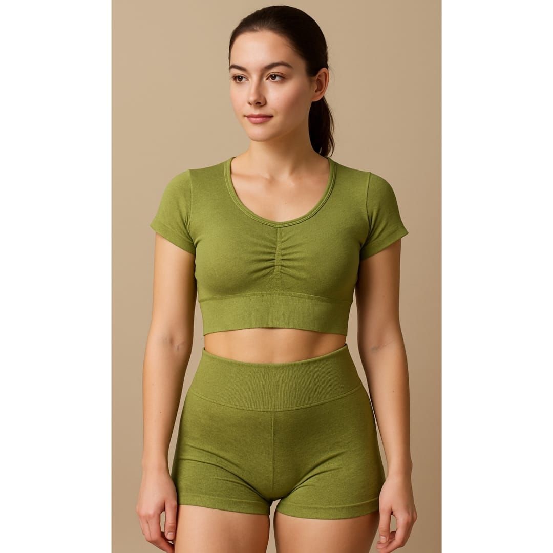 Mujer modelando un conjunto deportivo verde oliva sobre un fondo beige.