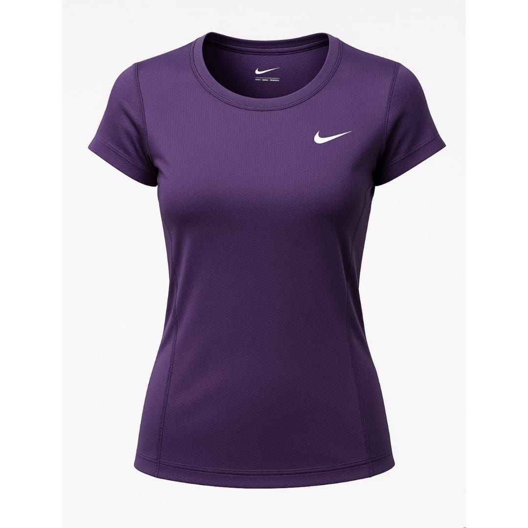 Camiseta deportiva Nike de manga corta de color morado con el logo swoosh blanco en el pecho.