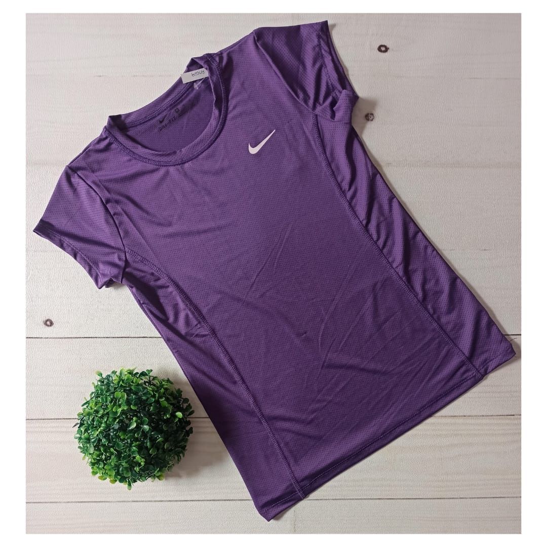 Camiseta deportiva Nike de manga corta de color morado con el logo swoosh blanco en el pecho.