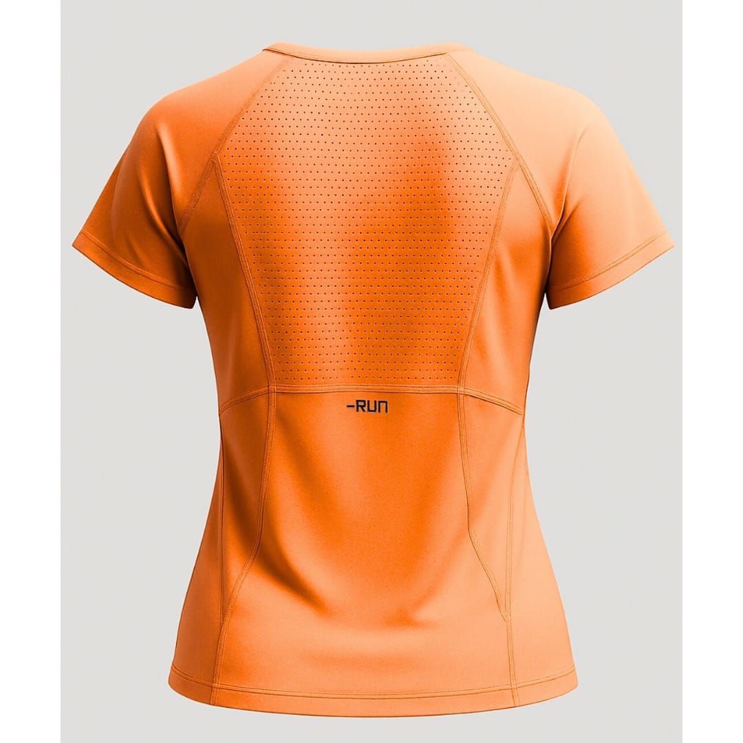 Camiseta naranja de manga corta extendida sobre una superficie de azulejos con la etiqueta colgando.