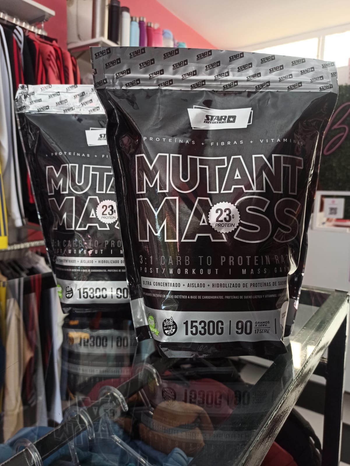 Bolsas del suplemento proteico Black Mutant Mass en un estante de una tienda, con una bolsa grande al frente.