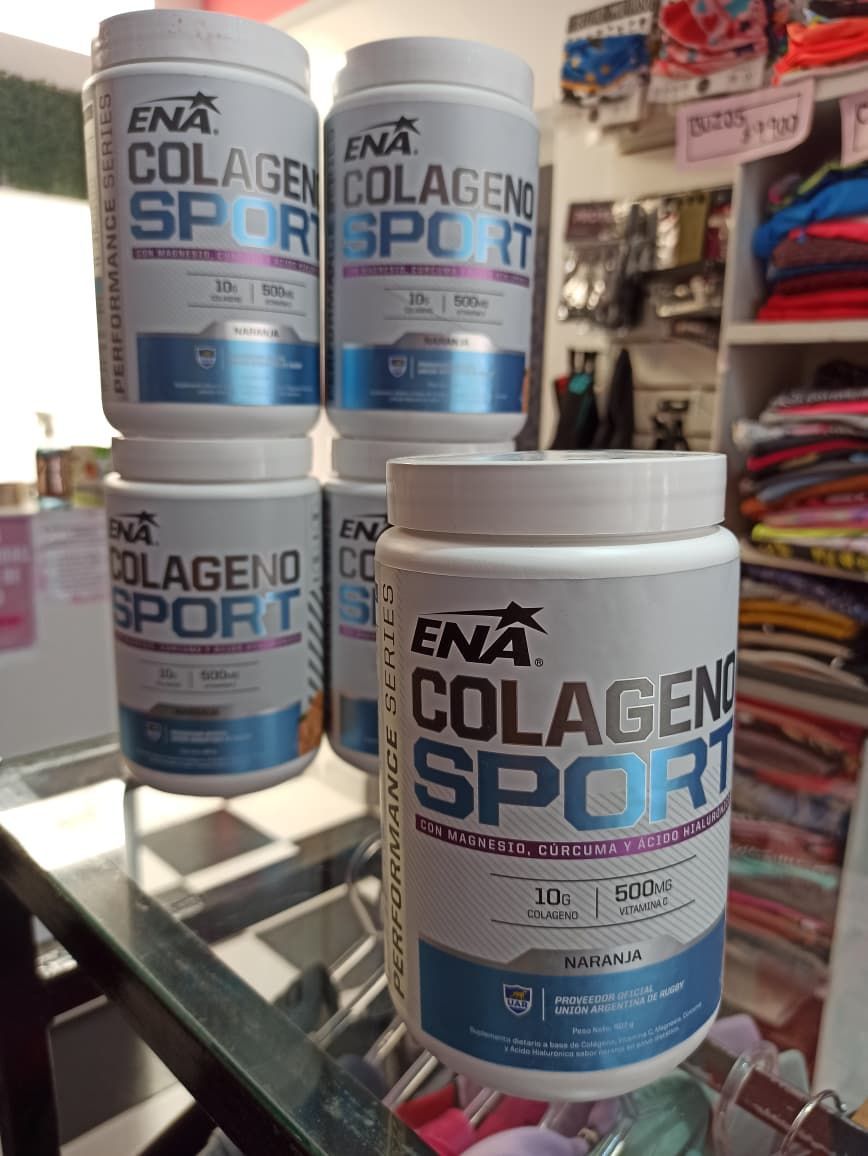 Montones de botes del suplemento ENA Collagen Sport en la estantería de una tienda.