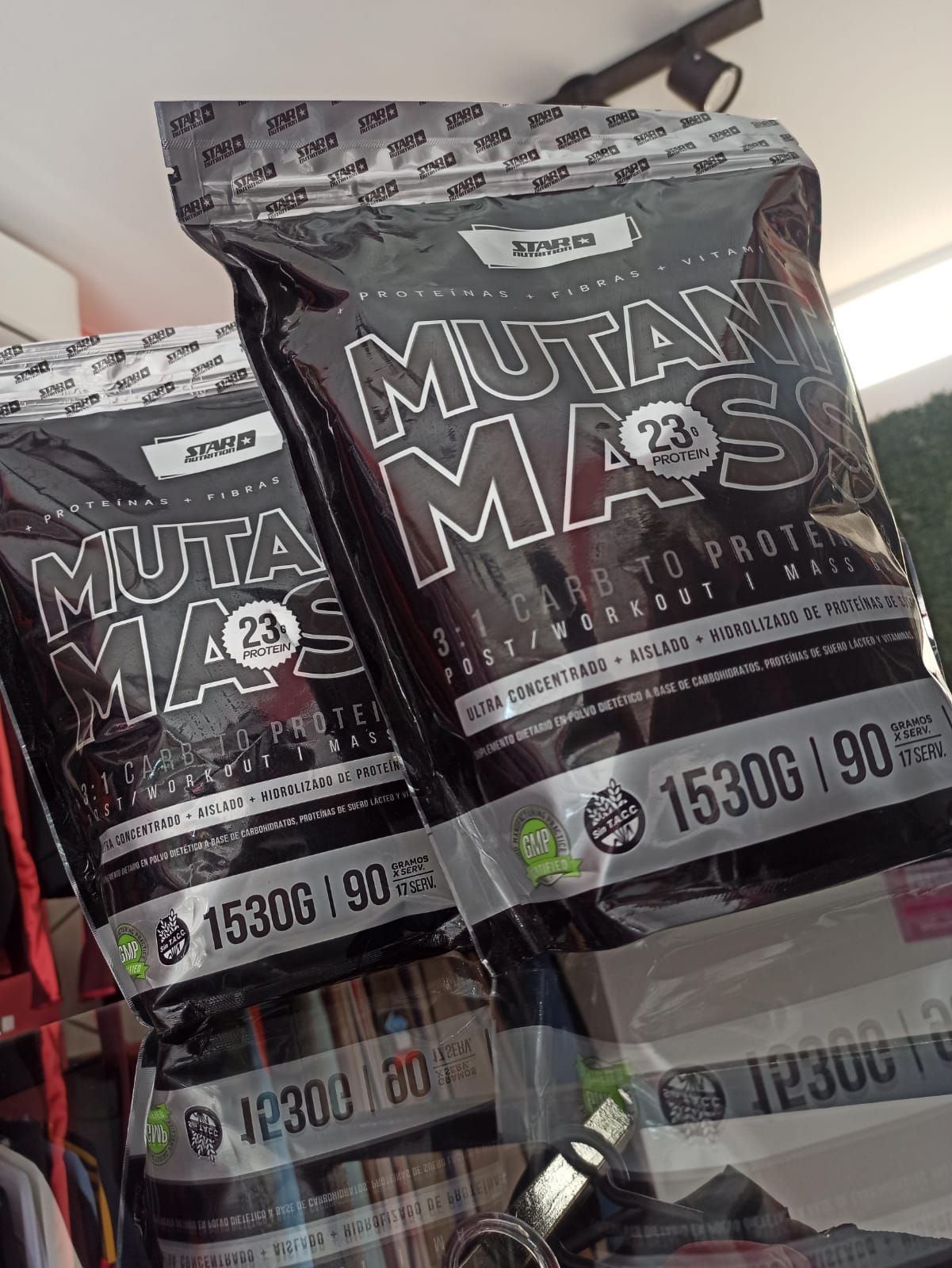Bolsas del suplemento proteico Black Mutant Mass en un estante de una tienda, con una bolsa grande al frente.
