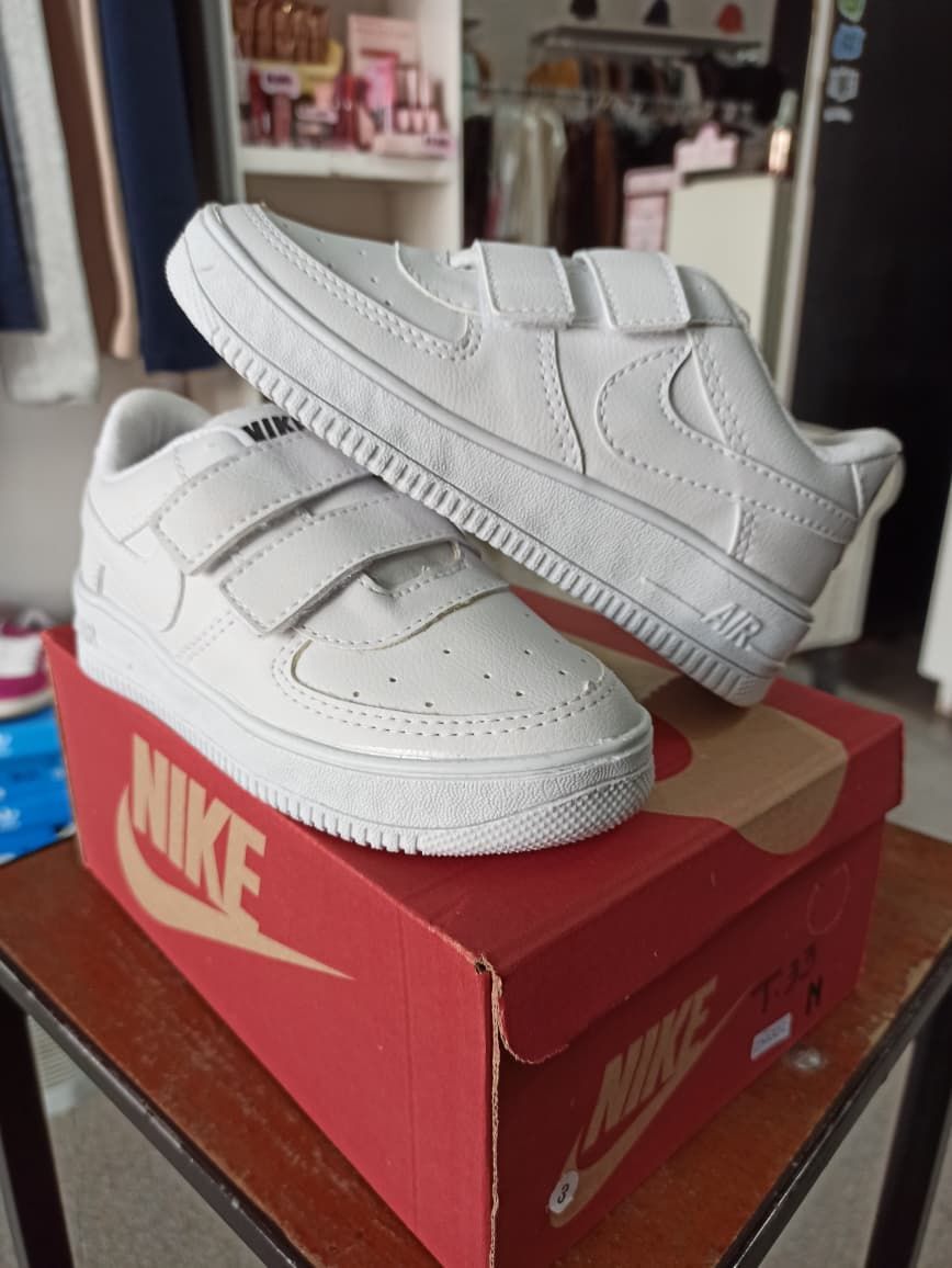 ZAPATILLAS AIR FORCE  BLANCAS CON ABROJOS NIÑXS (ZÑ001)
