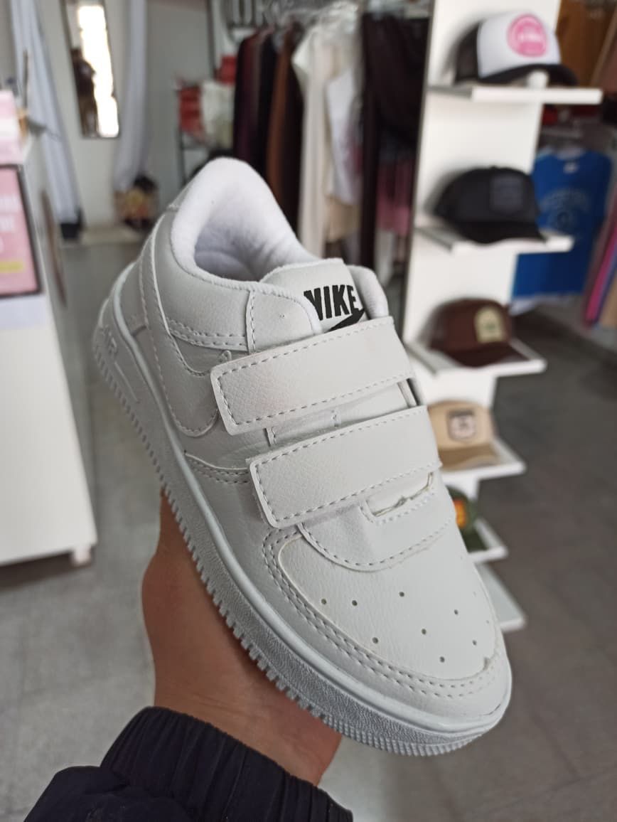ZAPATILLAS AIR FORCE  BLANCAS CON ABROJOS NIÑXS (ZÑ001)