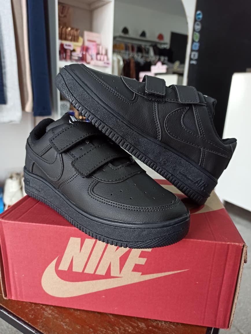 ZAPATILLAS AIR FORCE NEGRAS CON ABROJOS NIÑXS (ZÑ002)