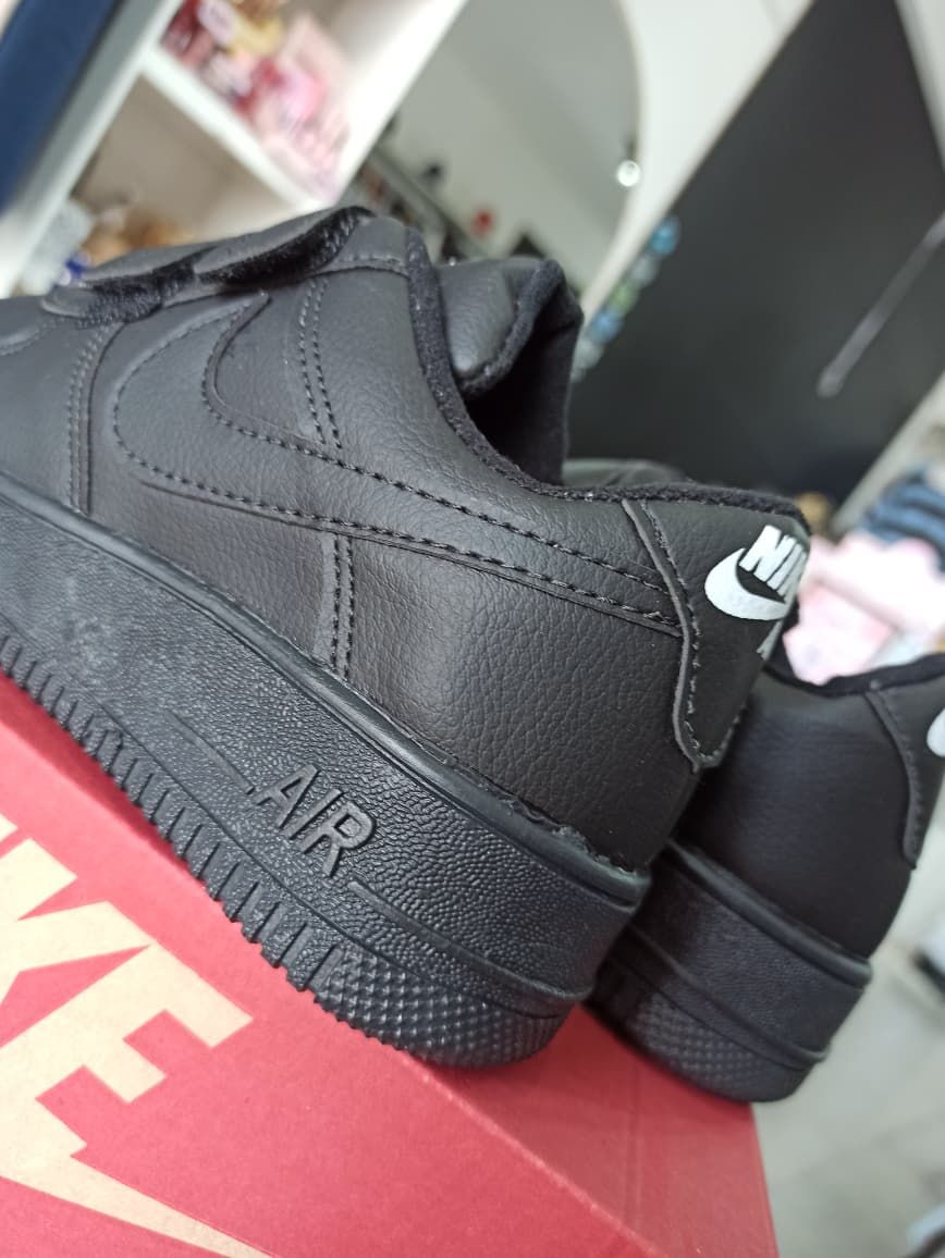ZAPATILLAS AIR FORCE NEGRAS CON ABROJOS NIÑXS (ZÑ002)