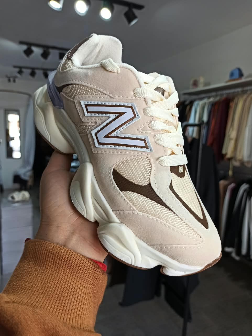 ZAPATILLAS NEW BALANCE BEIGE (Z047)