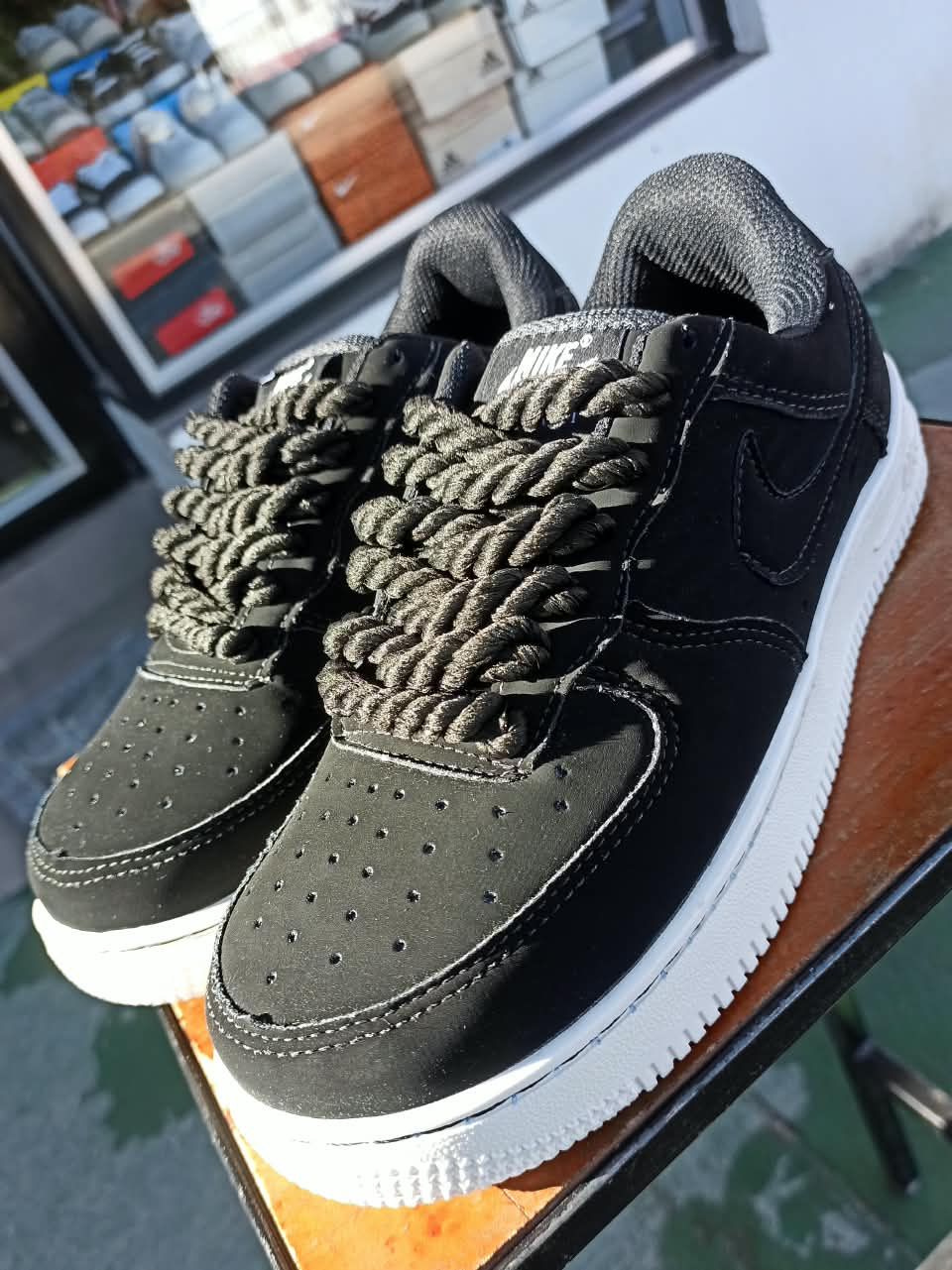 ZAPATILLAS NIKE AIR FORCE NEGRAS NOBUCK CLASICAS (Z021)