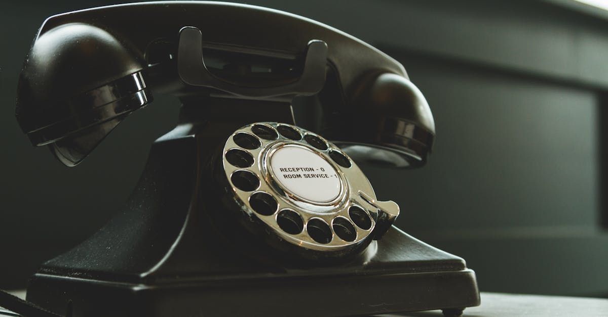 Ein schwarzes Telefon mit weißer Wählscheibe - Illustration Link zur Kontaktseite