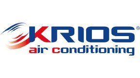 Logo per il sistema di aria condizionata KRIOS: testo blu e rosso su un disegno a spirale.