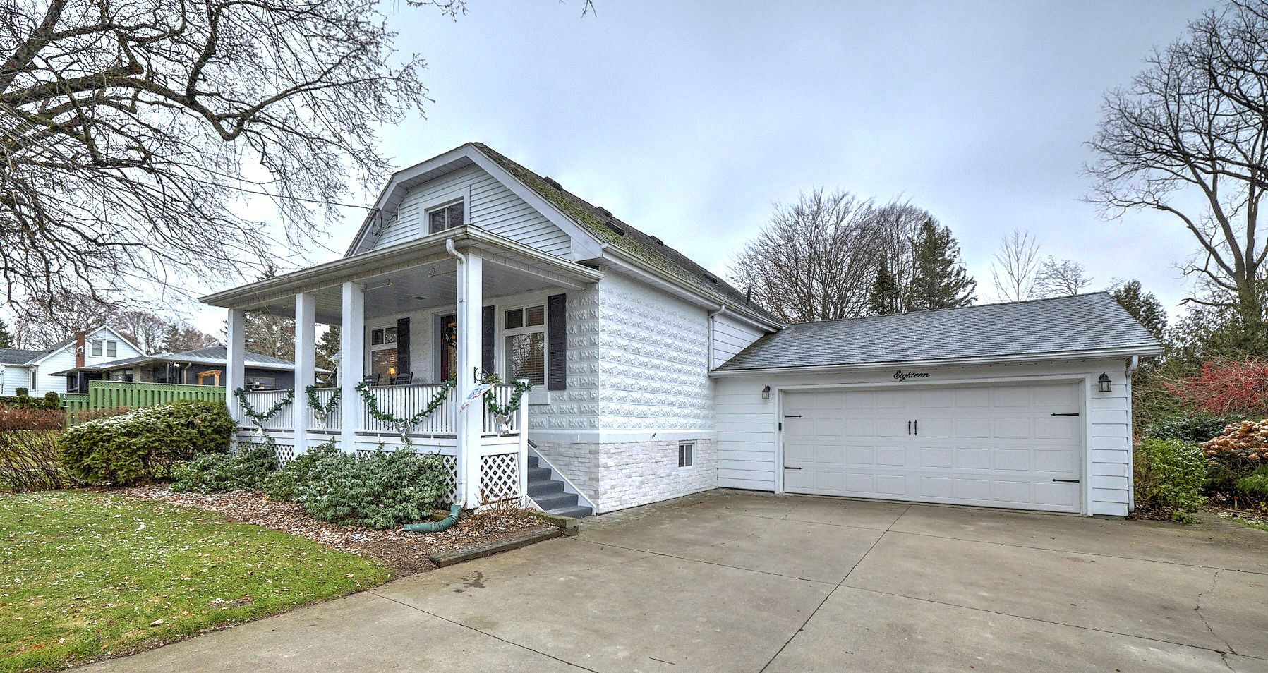 A picture of a peaceful residential house